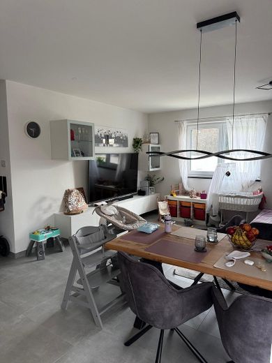 Moderne 3-Zimmer-Gartenwohnung mit hochwertiger Einbauküche – Wohnzimmer