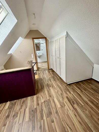 Helle 2-Zimmer-Whg. auf 2 Ebenen – ca. 70 m²–ruhig in Kirchhorst – Einbauschrank/Schlafzimmer