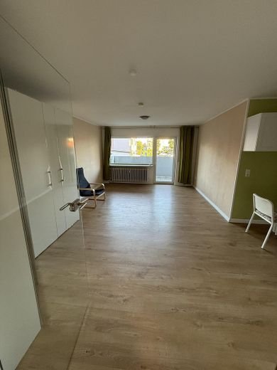 Отдельная, светлая и просторная 1-комн. квартира (42 м²) с балконом, парковочным местом, встроенной кухней — без комиссии – Wohnbereich