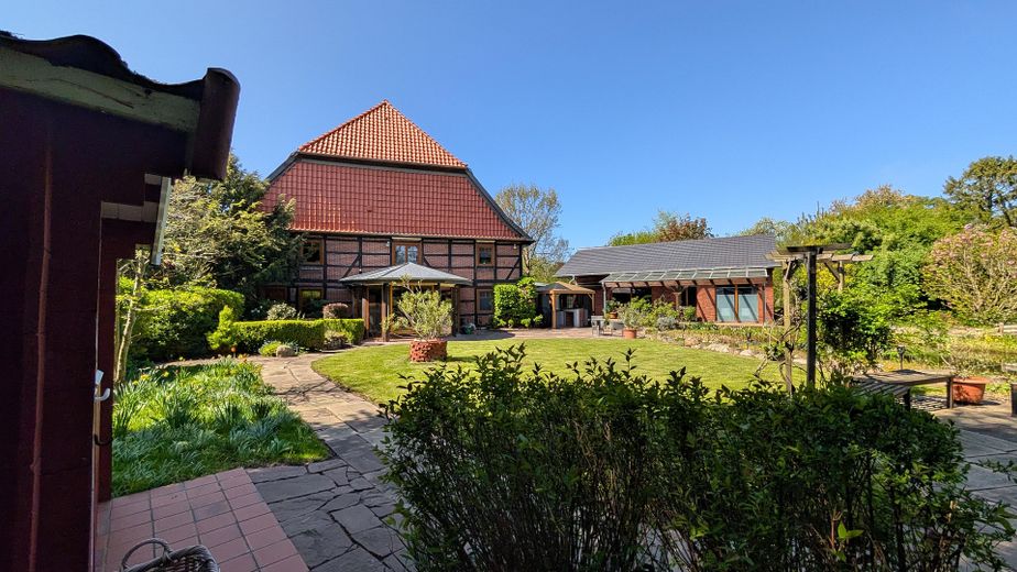 Jeden Tag wie im Urlaub: Wundervolles Landhaus mit Hallenbad, Naturbadeteich und Mieteinnahmen – Garten Haupthaus