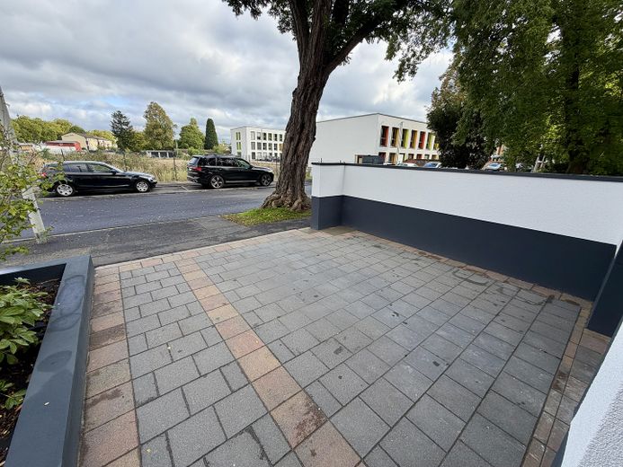 Einfahrt mit Stellplatz