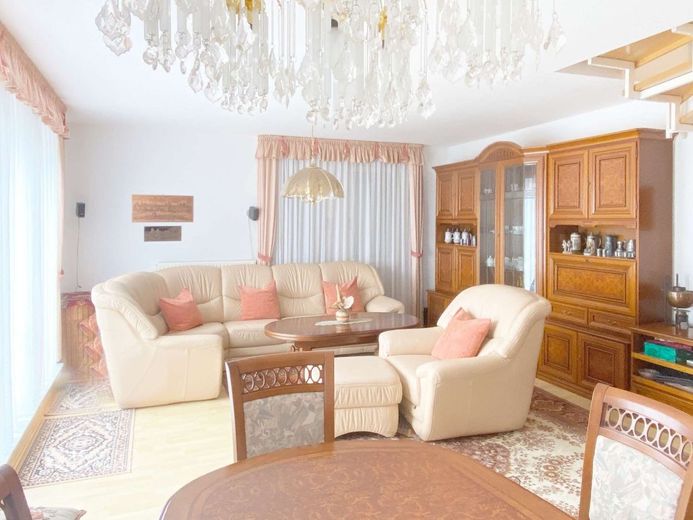 Helle Maisonettewohnung mit Südbalkon und Tiefgarage in Neudietendorf – Wohnzimmer
