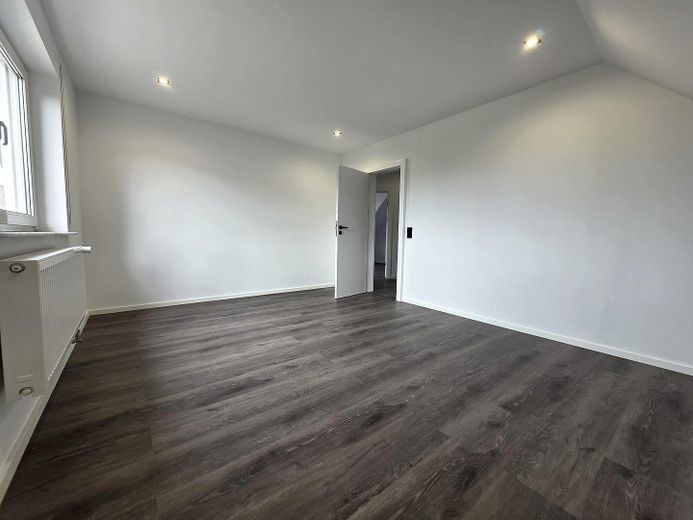 Provisionsfreie Maisonettewohnung mit ca. 123 m², 4,5 Zimmern und hochwertiger Ausstattung – Schlafzimmer