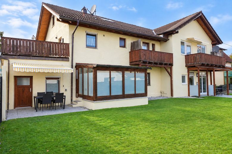 Mehrfamilienhaus in zentraler Lage mit 4 Wohnungen – Gartenansicht.