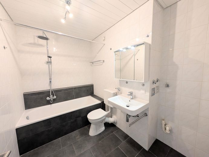 Hemen taşının: Yeşilliğe uzanan rüya gibi geniş manzaralı yenilenmiş 2,5 odalı daire – Badezimmer
