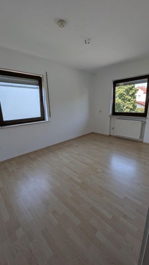 Sonnenverwöhnte 4-Zimmer Wohnung mit EBK am Waldrand von Dreieich-Dreieichenhain – Büro