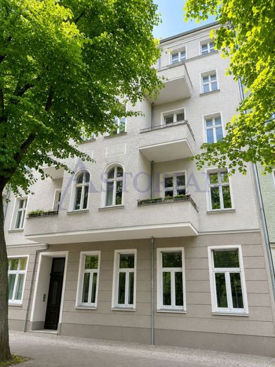 Bezugsfrei! Altbaucharme mit Gestaltungspotenzial - 2,5 Zimmer im Herzen von Friedrichshain – Vorderhaus