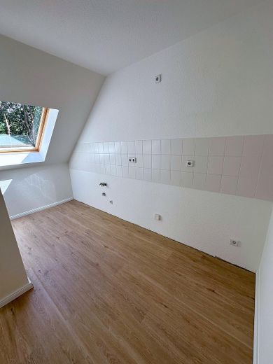 Ruhig wohnen nahe dem See: Helle 3-Zimmer-Dachgeschoss-Wohnung mit Balkon in Zossen – Küche