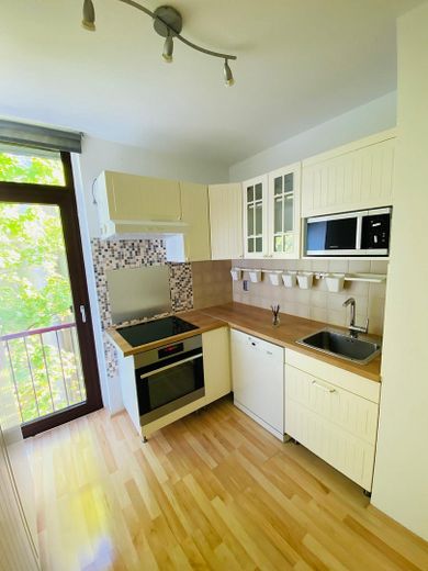 Helle 3-Zimmer-Wohnung mit Einbauküche & Aufzug & West-Loggia in München – Küche