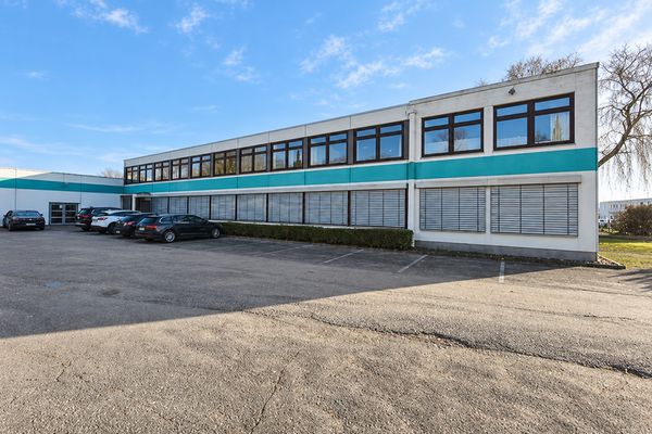 Provisievrij solitair object op toplocatie! Kantoorruimte, productie en veel buitenruimte aan de A1!