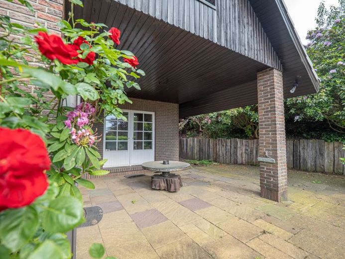 Doppelgarage und viel Platz! Was will man mehr? – Foto 1