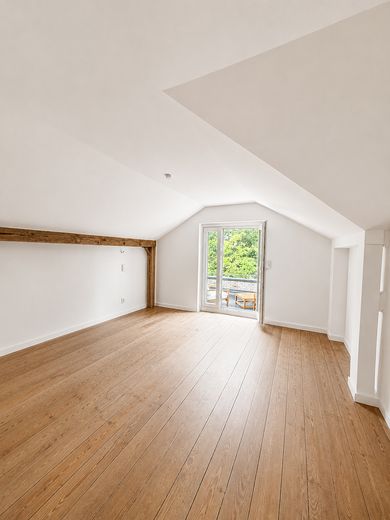 Kernsanierte Altbau-Perle in Nienstedten/Flottbek. Dachgeschosswohnung mit Stellplatz – Schlafzimmer