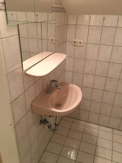 Toilette inkl. Waschbecken