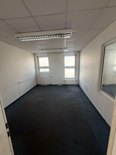 Car dealership with motor vehicle workshop & tire service TÜV in Berlin-Köpenick available for flexible rental – Bürofläche