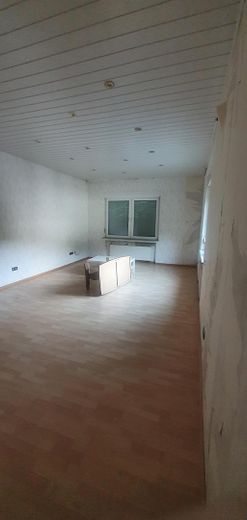 Dom wielorodzinny z lokalem użytkowym w najlepszej lokalizacji   Taras/Garaż/tereny otwarte itp... przy głównej ulicy – Wohnzimmer 1.OG