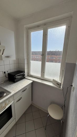 Leerstehende möblierte Wohnung nahe Innsbrucker Platz - direkt einziehen! – Küchenfenster