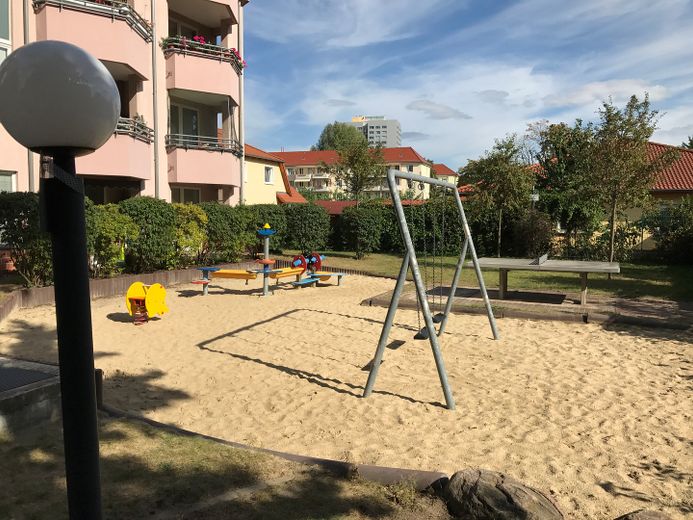 Vivir rodeado de naturaleza en el centro de Berlín | Amplio piso de 2 habitaciones con balcón y plaza de garaje subterráneo | sin comisión – Spielplatz in der Wohnanlage