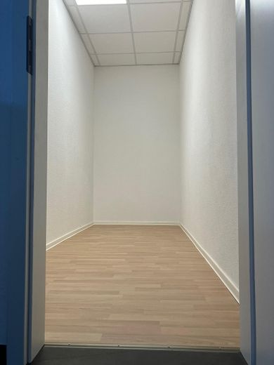 Kernsaniert und barrierefrei - 2,5-Zimmer-Wohnung mit top Anbindung – Stauraum für Gartenmöbel?