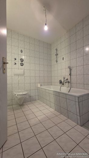3-Zimmer-Dachgeschoss-Wohnung mit EINBAUKÜCHE in Zwickaus Nordvorstadt an KAPITALANLEGER zu verkaufen! – Bad
