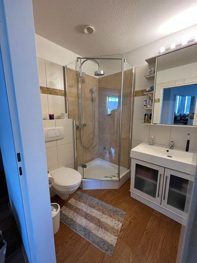 Tolle Maisonette-Wohnung mit Dachterrasse in Neuss-Zentrum – Bad mit Dusche