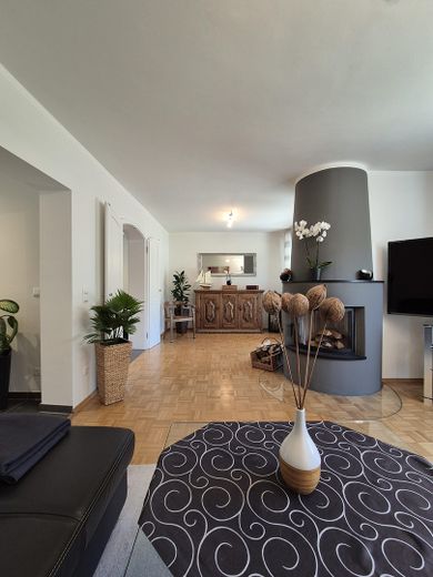 Wohnzimmer mit Kamin