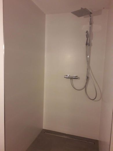 Sonnige, neuwertige 2- Zimmer Wohnung – 7 Bad