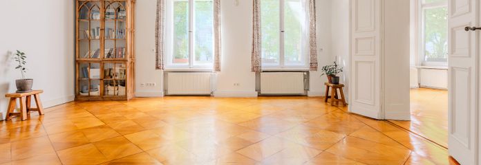 Appartement de 4 pièces rénové, sans commission, au cœur de Kreuzberg ! Prix à négocier – Wohnzimmer