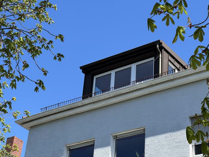 Attraktive DG-Wohnung -  Citylage im Grünen an Kuppelkirche, hohe Lebensqualität; von privat – Fünf Fenster-Gauben Westen