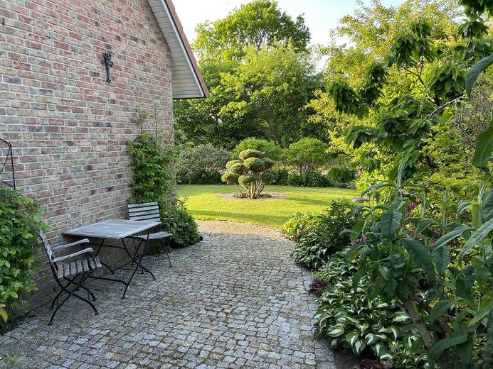 Landhaus "Rose Garden" direkt vor Sylt zu verkaufen! – Sitzplatz seitlich
