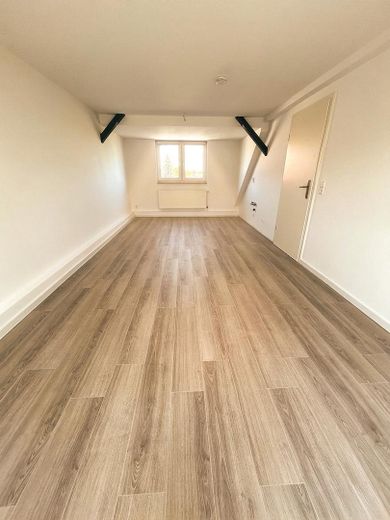 Frisch sanierte 2-Zimmer-Dachgeschosswohnung mit Klimaanlage | Garten optional – Wohn/Esszimmer1