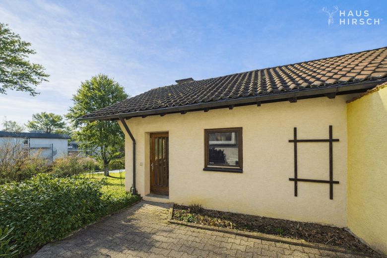 Charmantes Einfamilienhaus auf großem Grundstück - Perfektes Zuhause für Ihre Familie – Außenansicht Garage