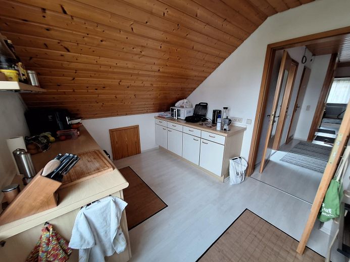 Gemütliche Dachgeschosswohnung 4 Zimmer mit Einbauküche in ruhiger Wohngegend – Einbauküche