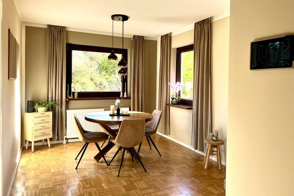 Provisionsfrei: Feldrand-Idylle trifft Smart Home – Vollklima, PV & sehr niedrige Energiekosten
