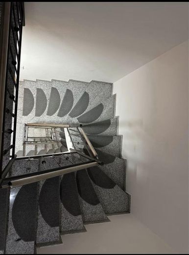 Raumwunder in Bestlage -Stillvolle DHH mit 7 Zimmern & TOP Energieeffizienz A+ – Treppenhaus Naturstein