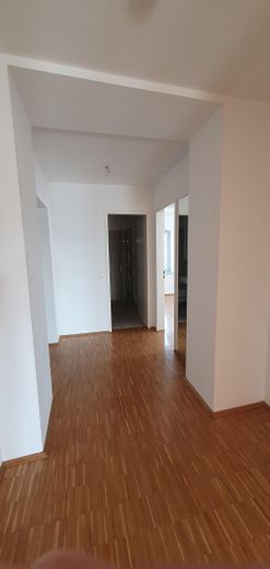 Großzügige 3-Zimmer-Wohnung in historischer Kreuz-Bräu – Südbalkon, Aufzug & TG – Flur