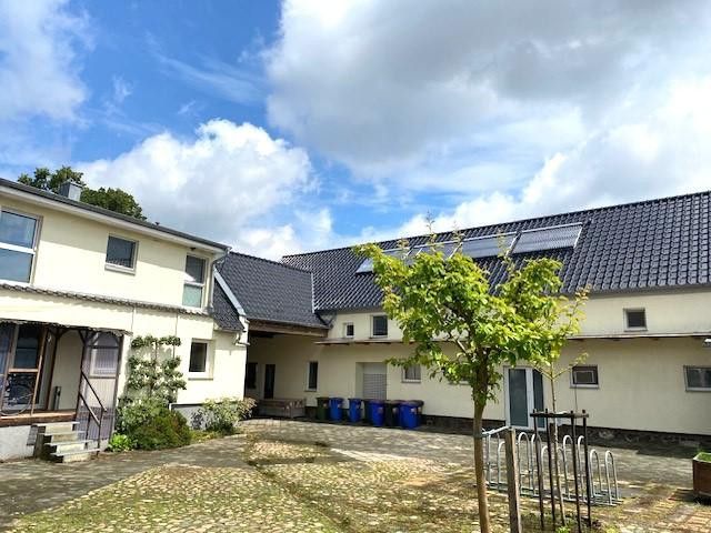 4‑Seiten‑Hof + Wiese, Berlin-nah, für Pferdehof, Mehrgenerationen bis 9 WE, Gewerbe; Café – Innenhof mit Einfahrt zum Dorf