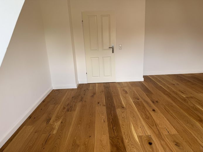 Etagen-Wohnung mit Reihenhaus-Charakter: kernsaniert, hell, Top-Schnitt, gut angebunden & im Grünen – Wohnzimmer-3