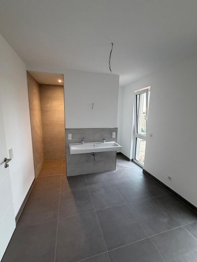 2026’da ilk kez oturuma hazır: Magdeburg’un güneyinde ikiz evin yarısı – bahçe, şömine, ısı pompası, 150 m², A+ – Tageslichtbad