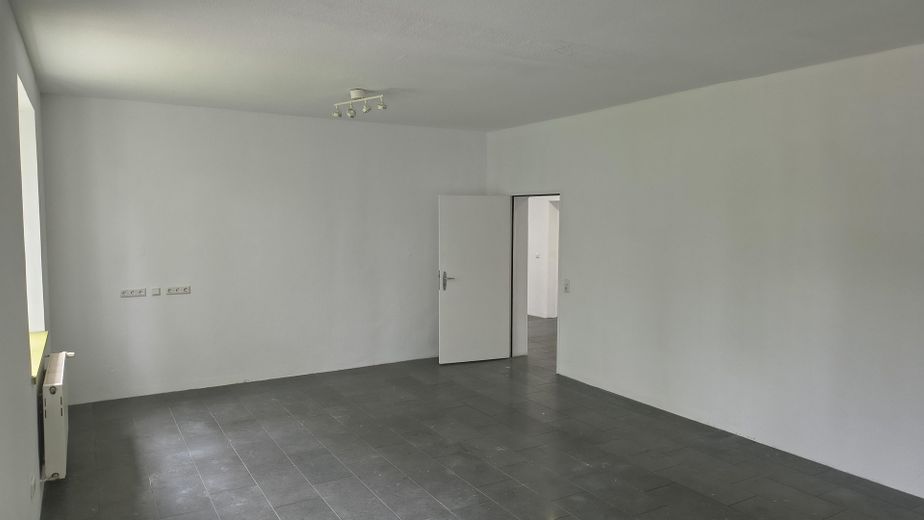 Große, bezugsfertige Wohnung - 6,5 Zimmer + 3 Stellplätze – Foto 9
