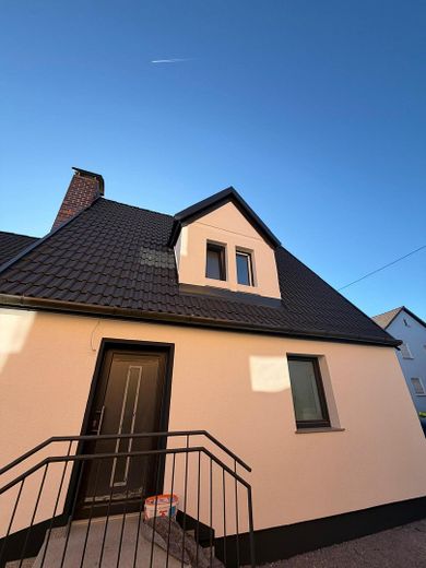 Modernisiertes Einfamilienhaus mit separatem Wohnbereich und großem Garten in Lonnerstadt – Seitenansicht Eingang 2