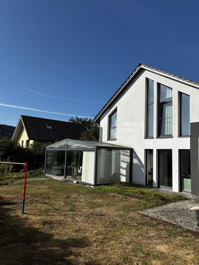 Casa moderna con un gran jardín – Ansicht Ost