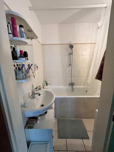 Sonnige Dachgeschosswohnung in Köln-Weiden – Bad 2