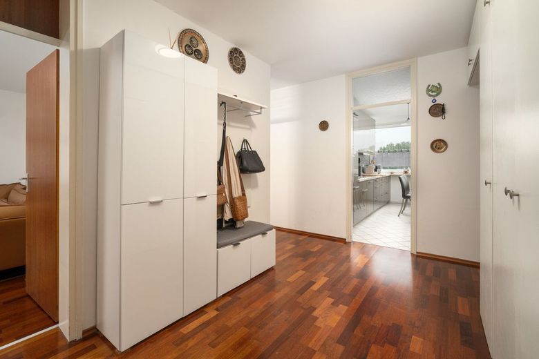 Große und ruhig gelegene 4-Zimmer-Wohnung mit 2 Balkonen in Aschheim – Großer Flur