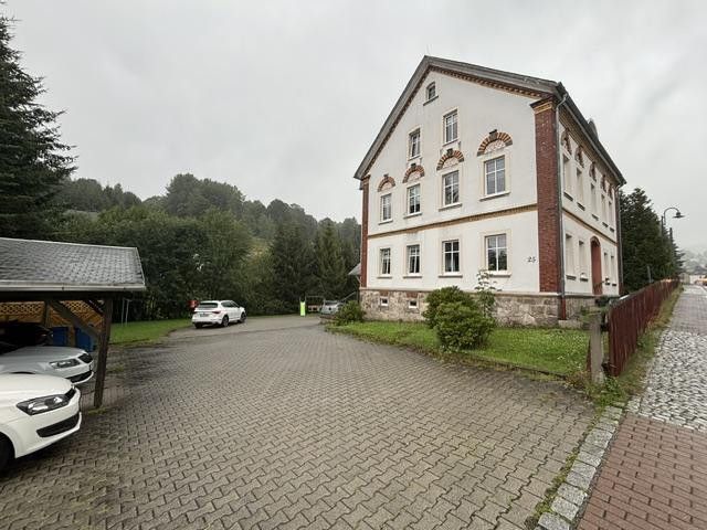 Maison plurifamiliale avec grand garage à Breitenbrunn – Hofansicht mit Carport