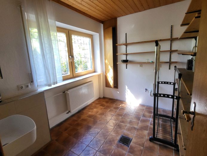 Freistehendes Einfamilienhaus in ruhiger Südhanglage mit weitem Blick über das Vilstal – Hauswirtschaftsraum