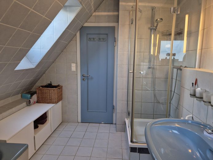 Großes Einfamilienhaus mit Einliegerwohnung in Groß-Buchholz, sehr ruhige Lage – Bad