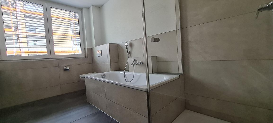 moderne 3,5 Zimmerwohnung 1.OG mit Lift, EBK und überdachtem Balkon – Badezimmer