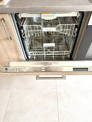 Zo goed als nieuw appartement in een meer-generatiewoning met garage, geschikt voor ouderen en drempelvrij – Geschirrspüler, Miele