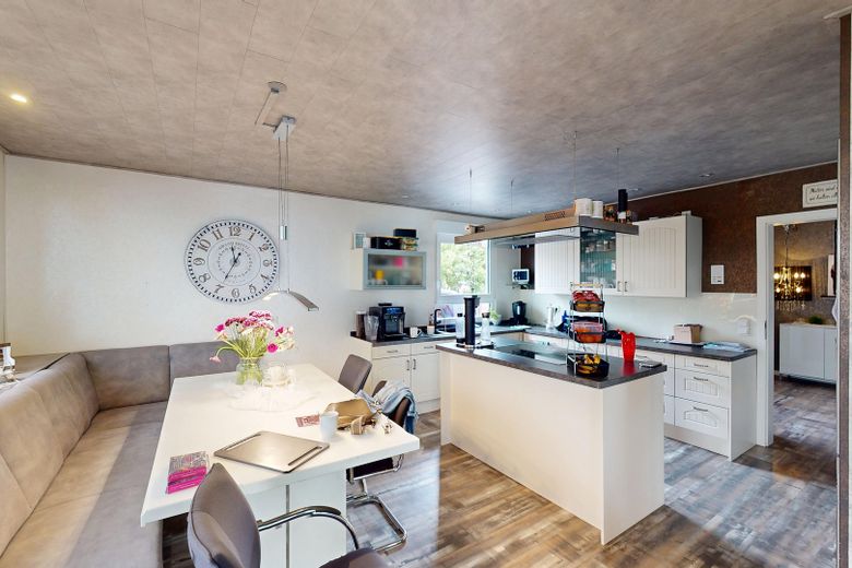 Renovated single-family home + self-contained apartment Roetgen – offene Küche