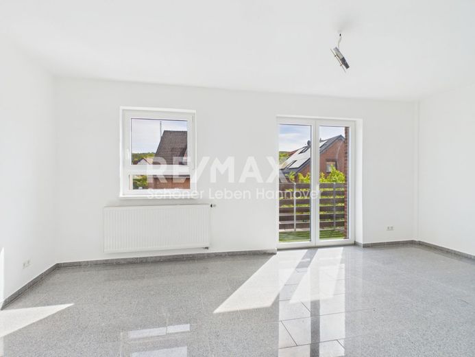 Mehr Platz als erwartet, modernisierte DHH, mit wohnlich ausgebautem Keller mit  eigenem Eingang. – Zimmer OG mit Balkon OG